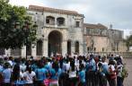 Grupo de estudantes prepara-se para visitar a mais antiga catedral das Américas, em Santo Domingo, capital da República Dominicana